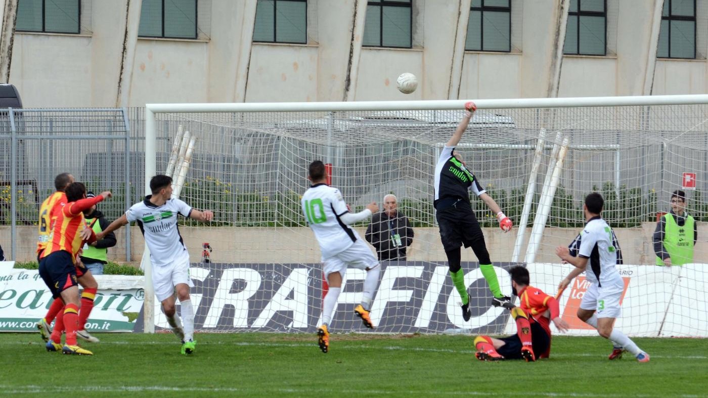 Lecce supera Monopoli 1-0
