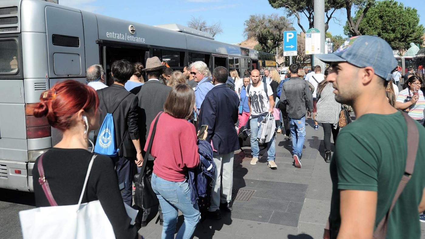 ‘C’è una bomba sul bus’: ubriaco denunciato per procurato allarme
