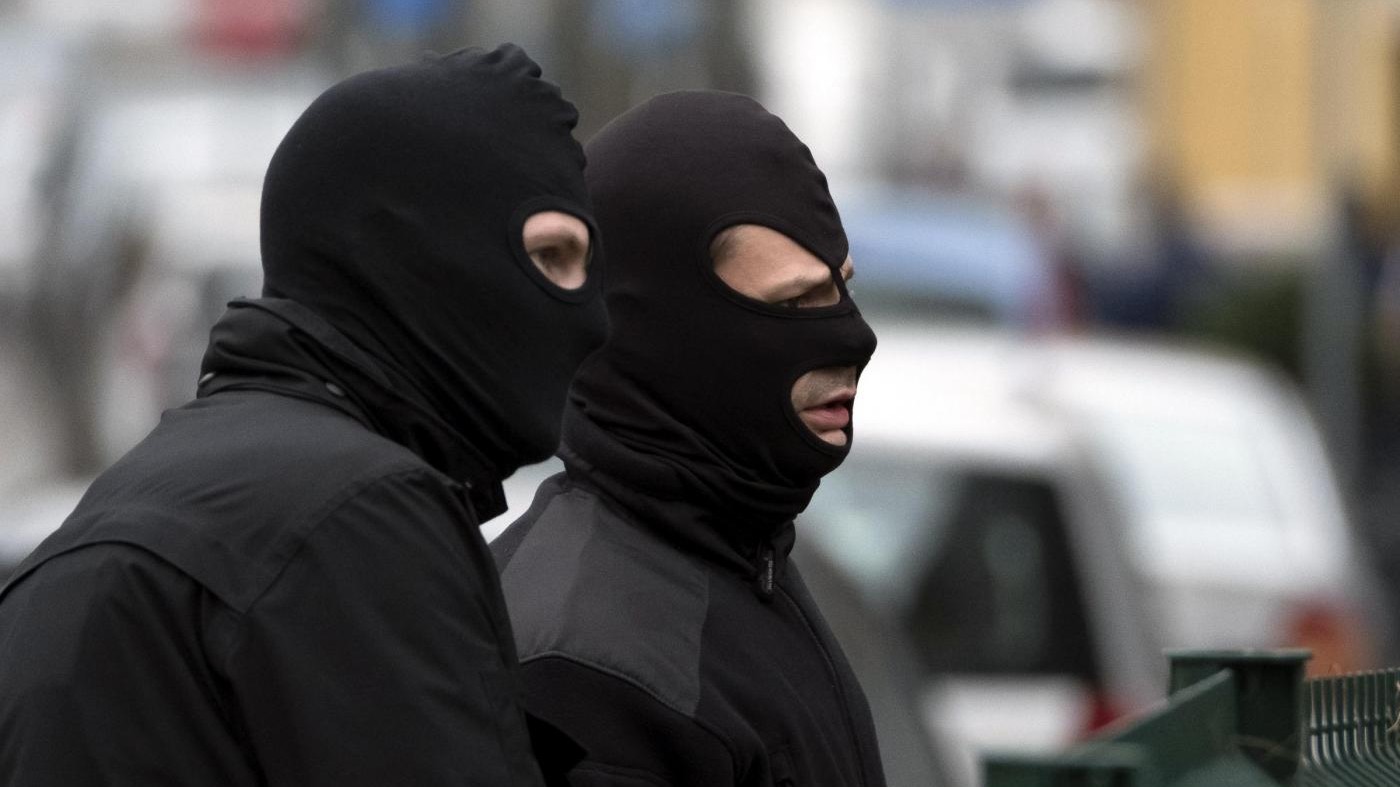 Uomo spara in un supermercato ad ovest di Parigi: due feriti