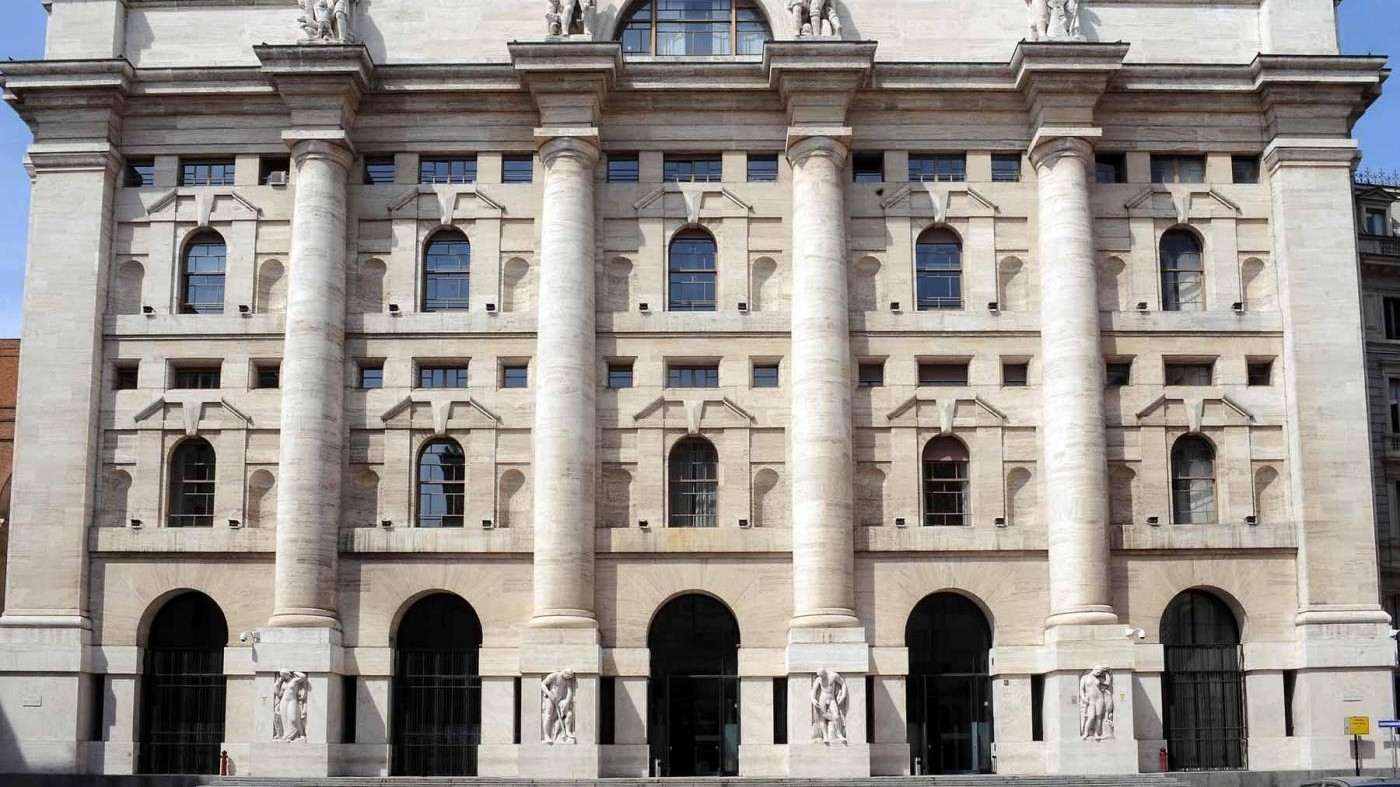 Borsa, Milano chiude in rosso: giù le banche, in rialzo Mps