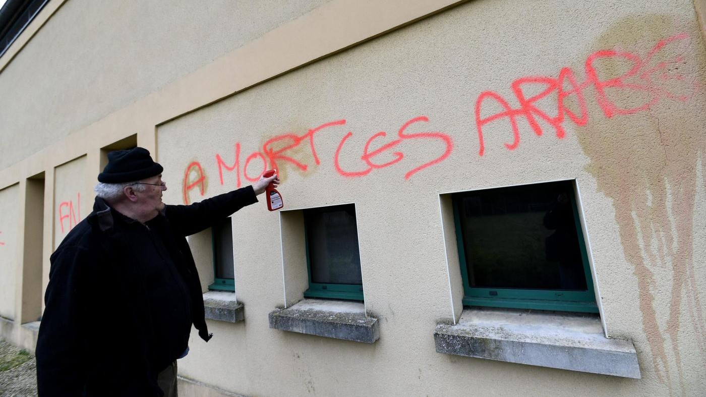 Francia, svastiche e scritte razziste sui muri di una scuola