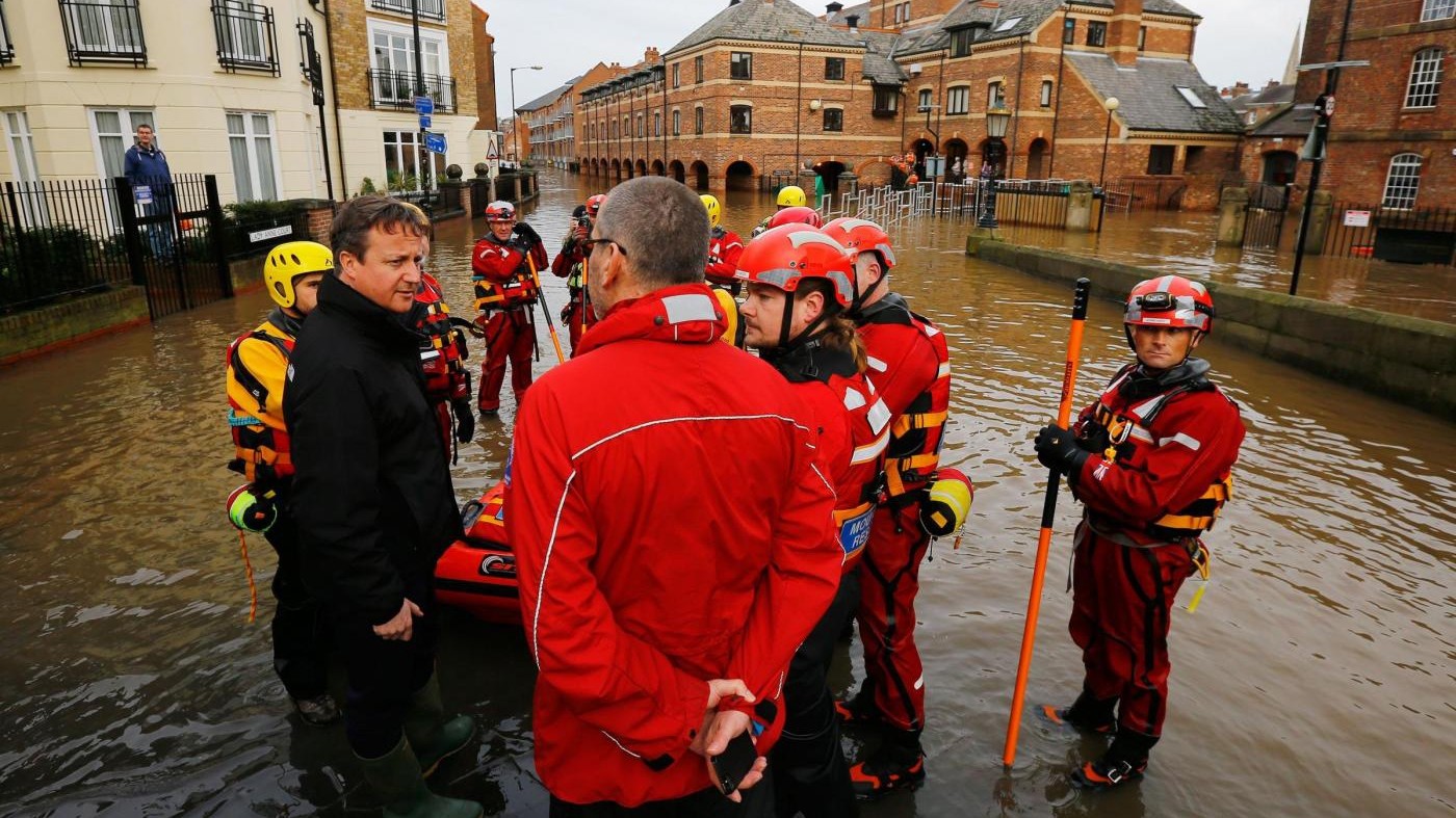 Gran Bretagna, David Cameron in visita nelle zone colpite dalle inondazioni