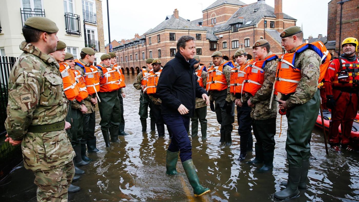 Gran Bretagna, David Cameron in visita nelle zone colpite dalle inondazioni