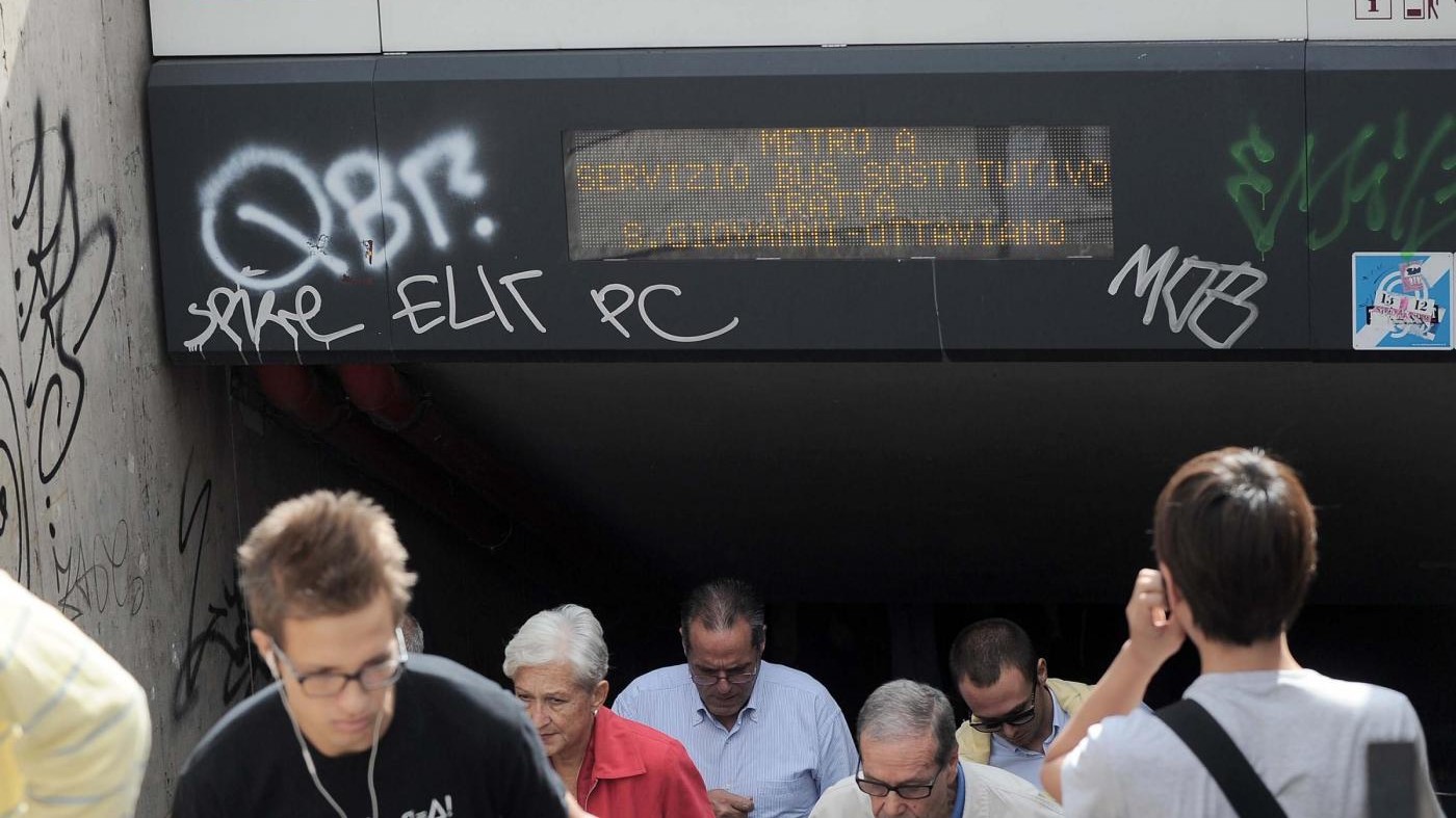 Roma, pacco sospetto: riaperta la metro B, era falso allarme
