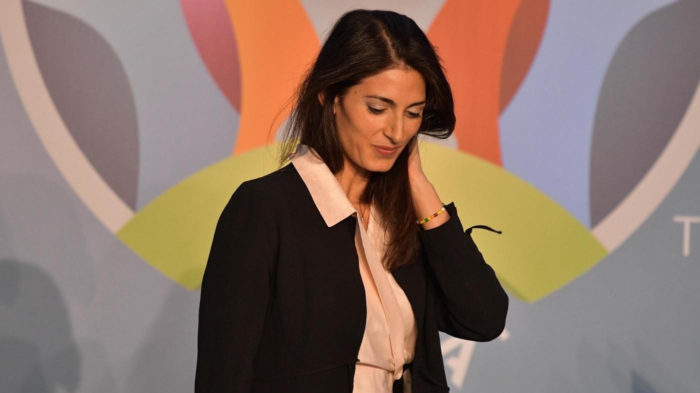 Roma, archiviata indagine su Raggi per consulenza asl