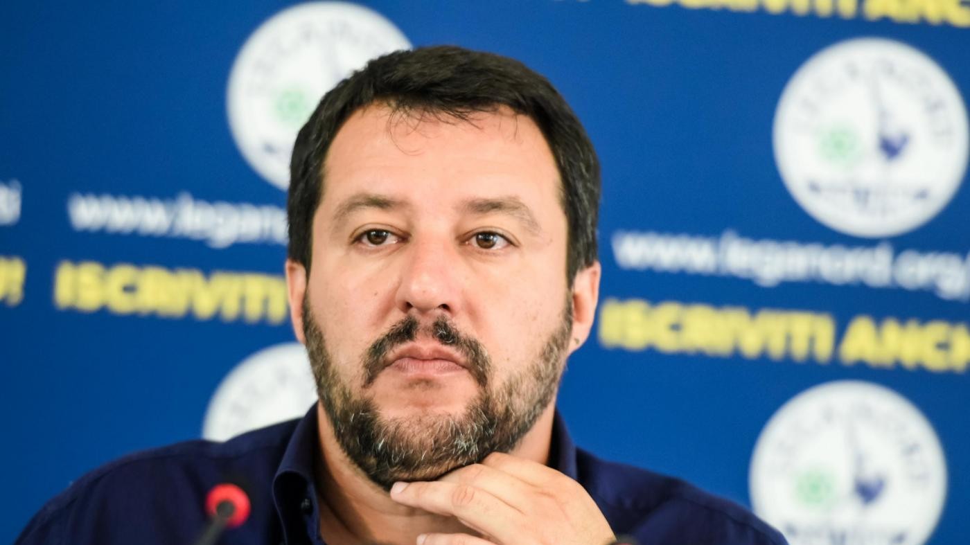 Sindacato polizia contro Salvini: Grave che indossi la nostra divisa