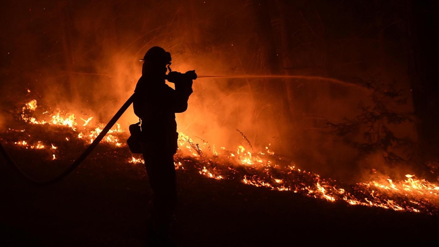 Incendi devastano California: 82mila evacuati a San Bernardino