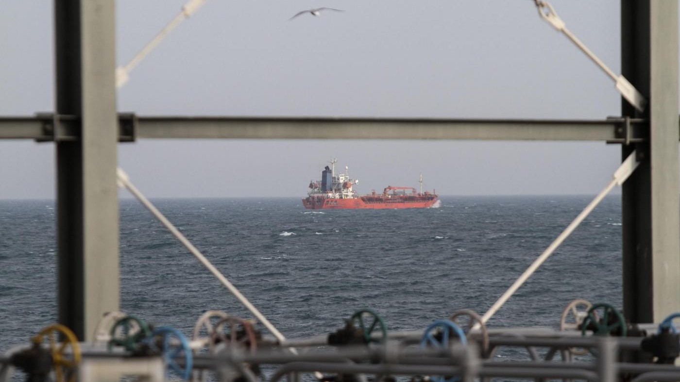 Malesia, pirati sequestrano una petroliera