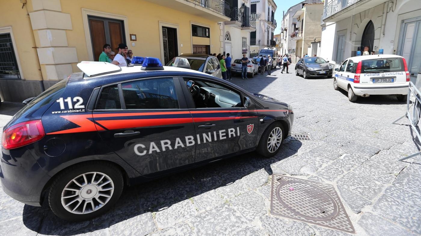 Fa pipì davanti negozio, titolare lo sgrida e lui tenta di ucciderlo