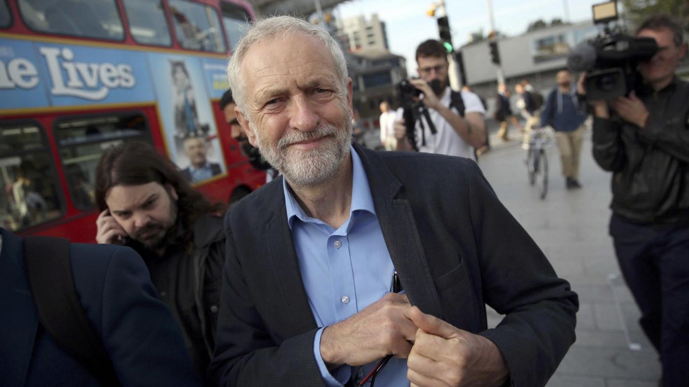 Gb, finiti posti in treno: leader labour Corbyn viaggia a terra