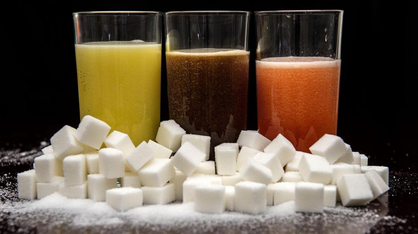 Regno Unito lancia tassa anti-obesità su bibite zuccherate