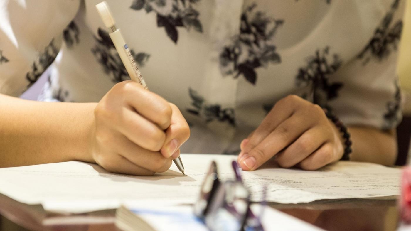 Sorelle ‘gemelle’ a scuola: stessi voti a un anno di distanza