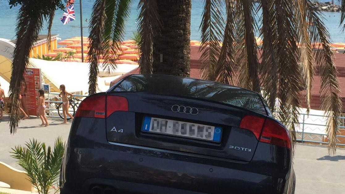 Sanremo, auto giù da terrapieno su lungomare: fermata da palma