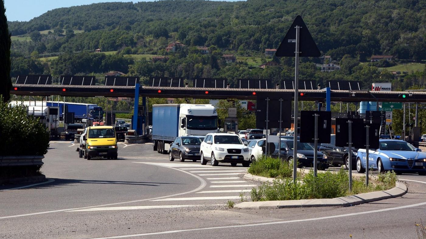 Pistoia, a 80 anni guida in contromano sulla Firenze Mare