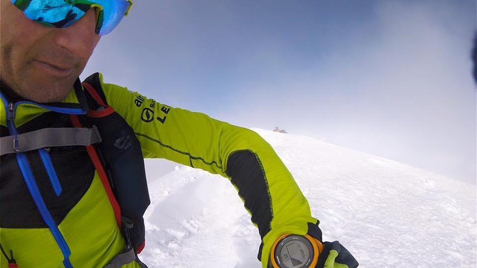 Ueli Steck sale il Monte Bianco da Courmayeur in tempo record: 5h 30′