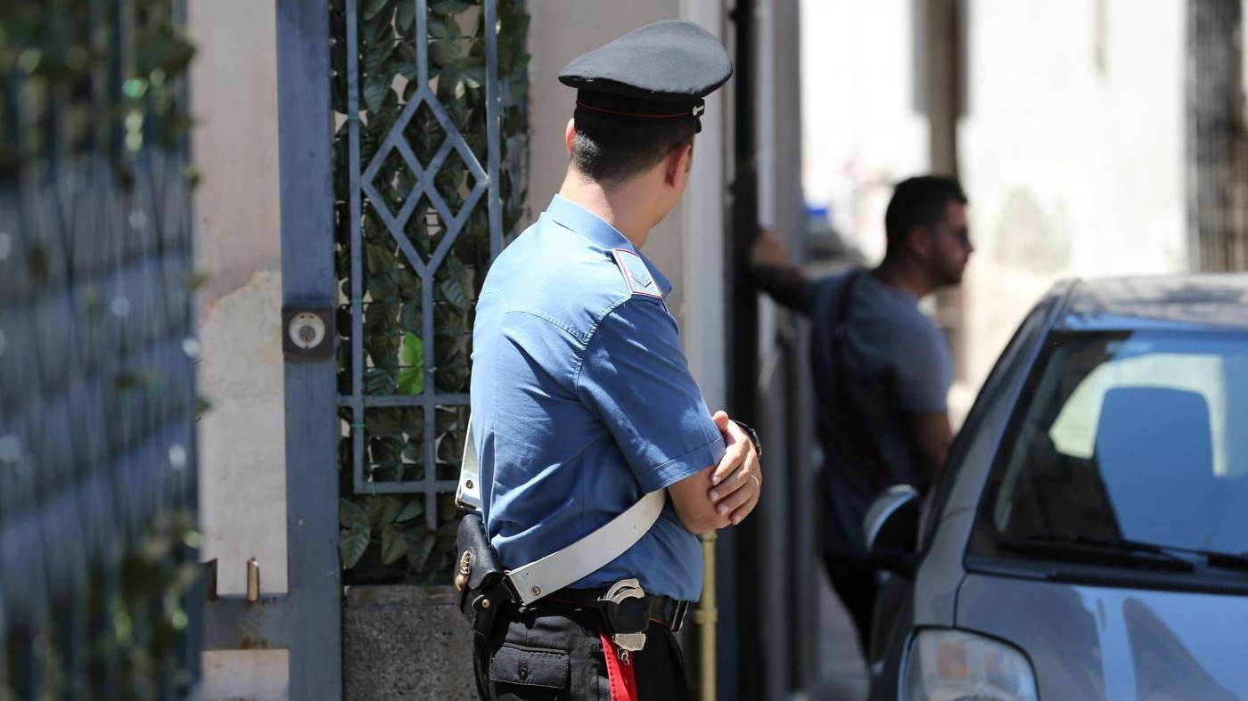 Varese, picchia la fidanzata costringendola a pulire: arrestato