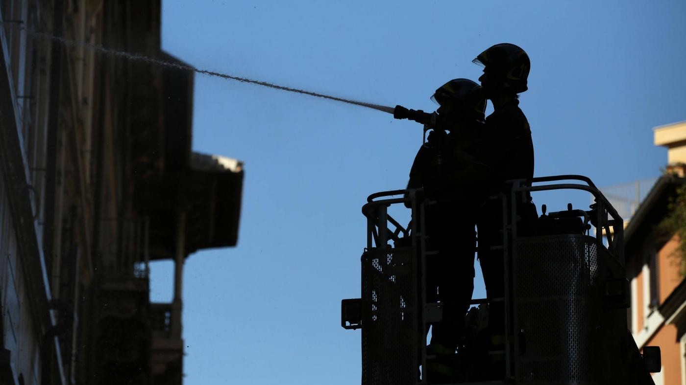 Minaccia figlio e moglie e dà fuoco alla casa: arrestato 70enne