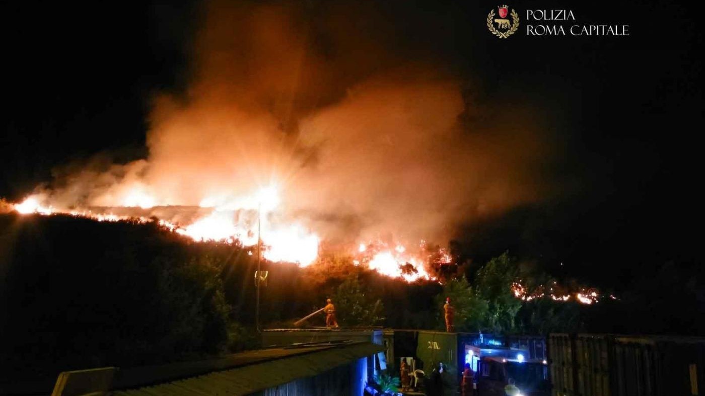 Roma, grosso incendio in via della Magliana: paura al canile