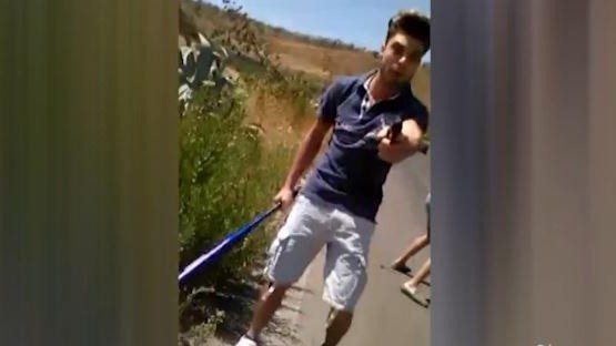Giovani egiziani picchiati con mazze: video inchioda aggressori