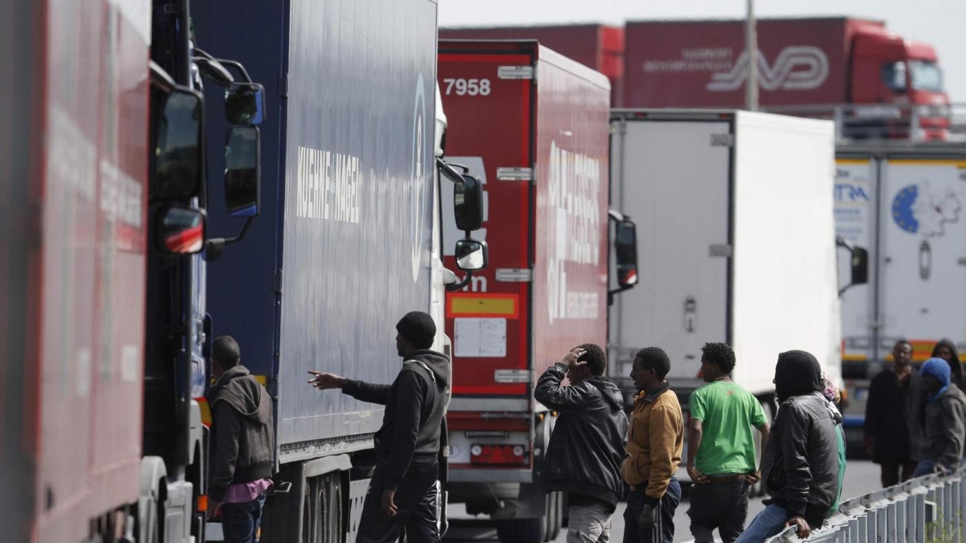 Frosinone, migrante viaggia agganciato sotto tir per 400 km