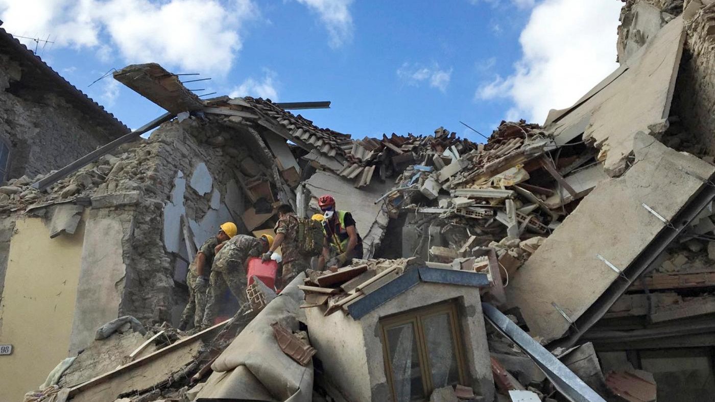 Terremoto, ad Amatrice si lotta per salvare i gemelli Simone e Andrea