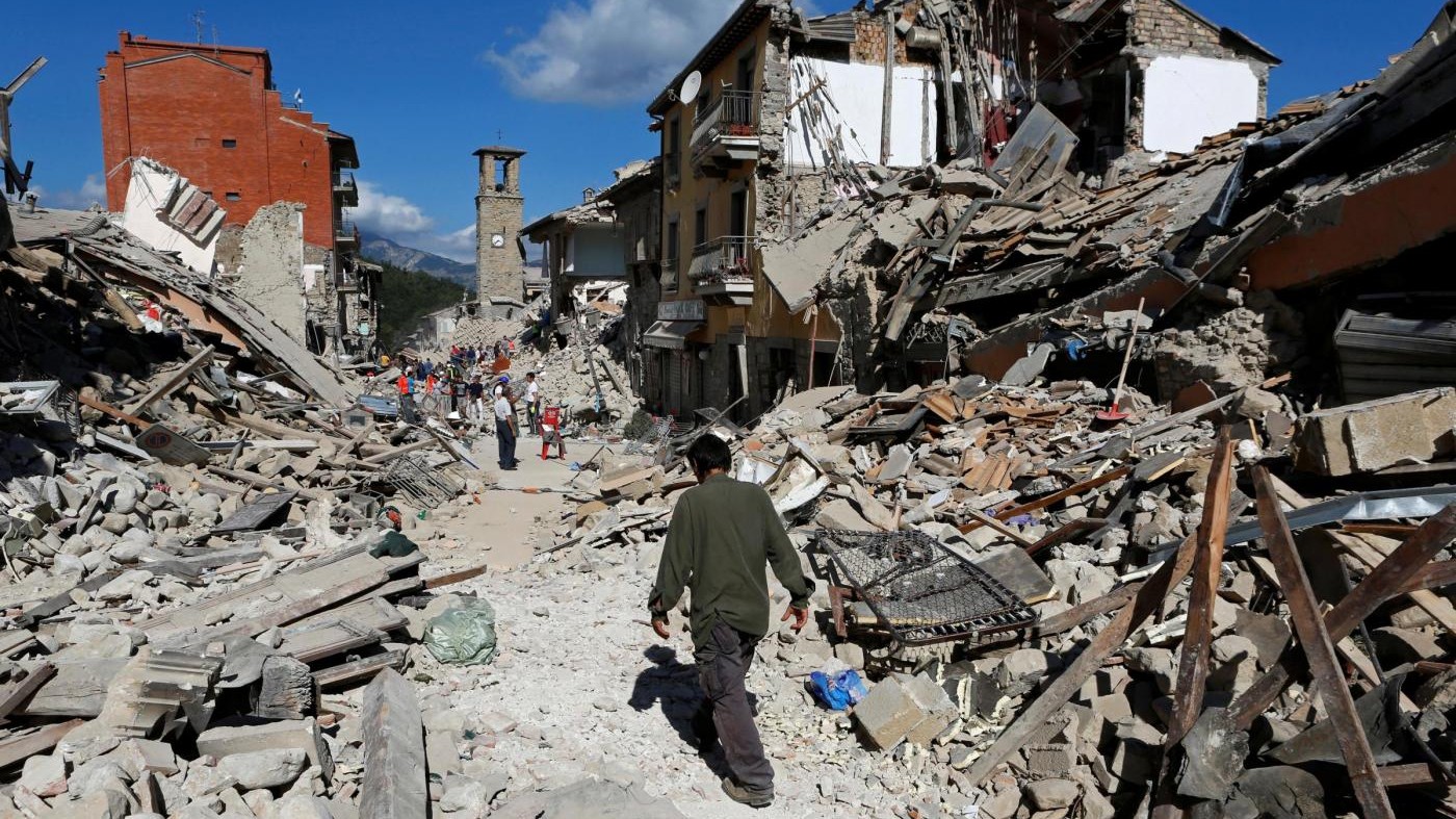 Terremoto, i messaggi dei vip sui social network