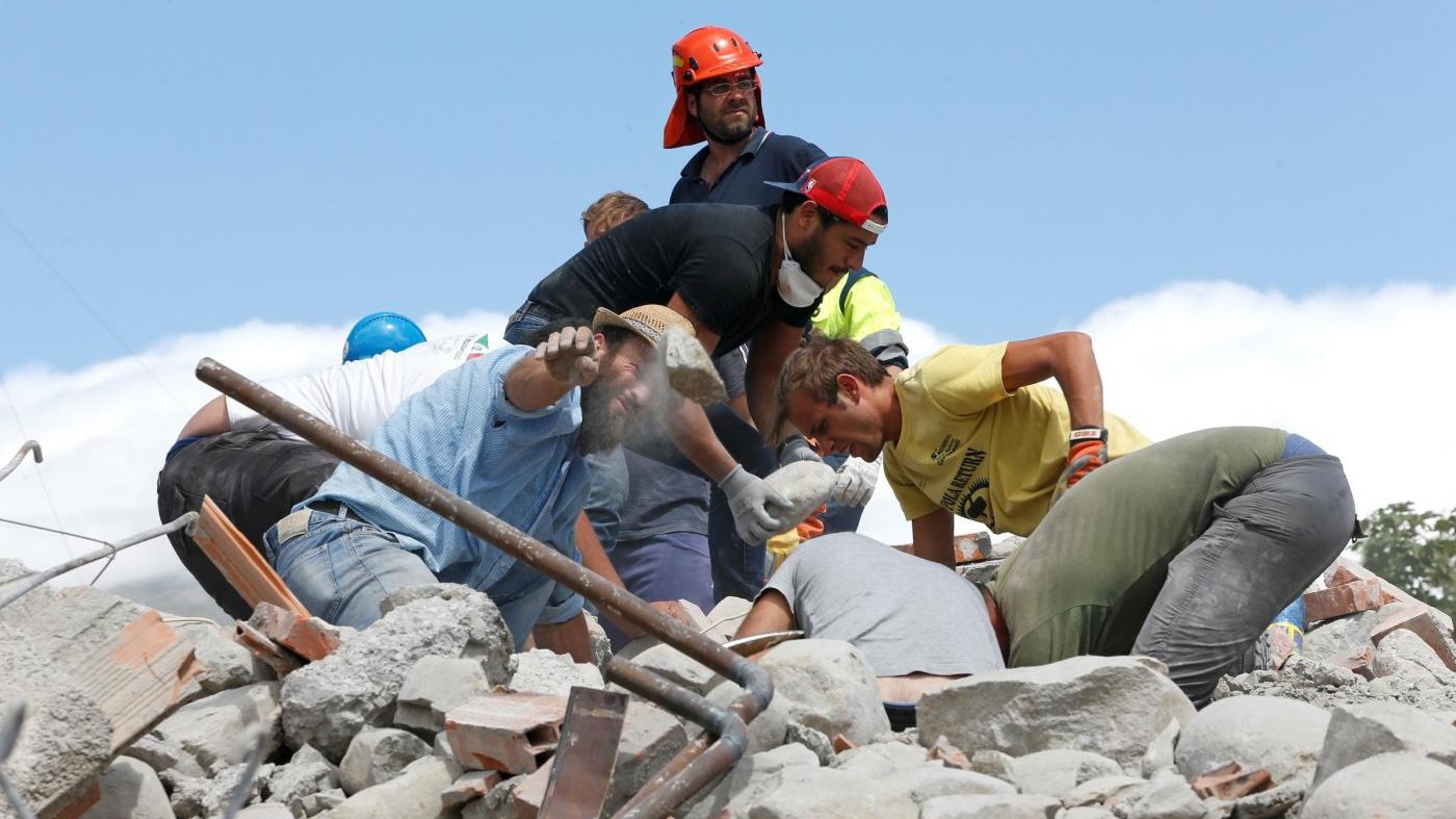 Centro Italia devastato dal terremoto, bilancio vittime continua a crescere: almeno 250. Primo arresto per sciacallaggio VIDEO/FOTO