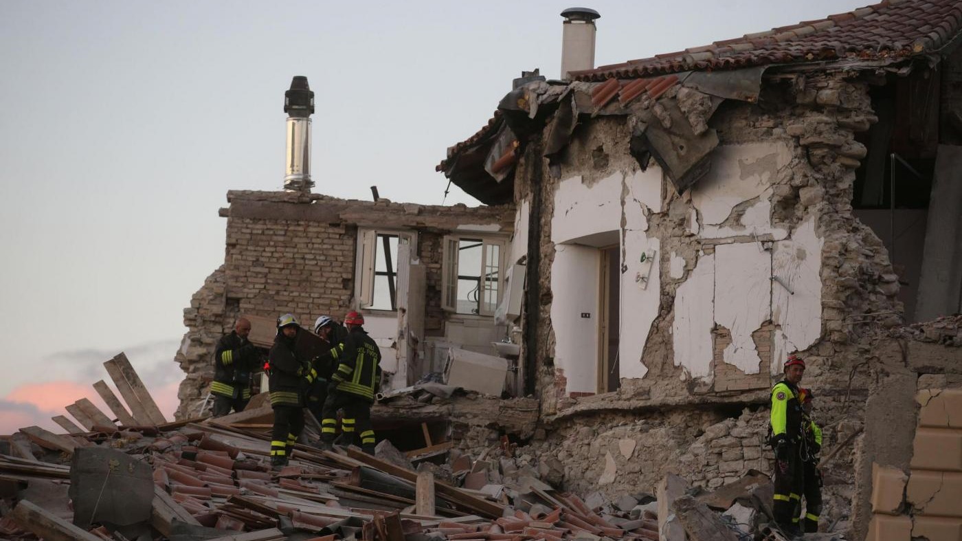 Terremoto, un soccorritore: Ho salvato un ragazzo scaldandolo con bandiera