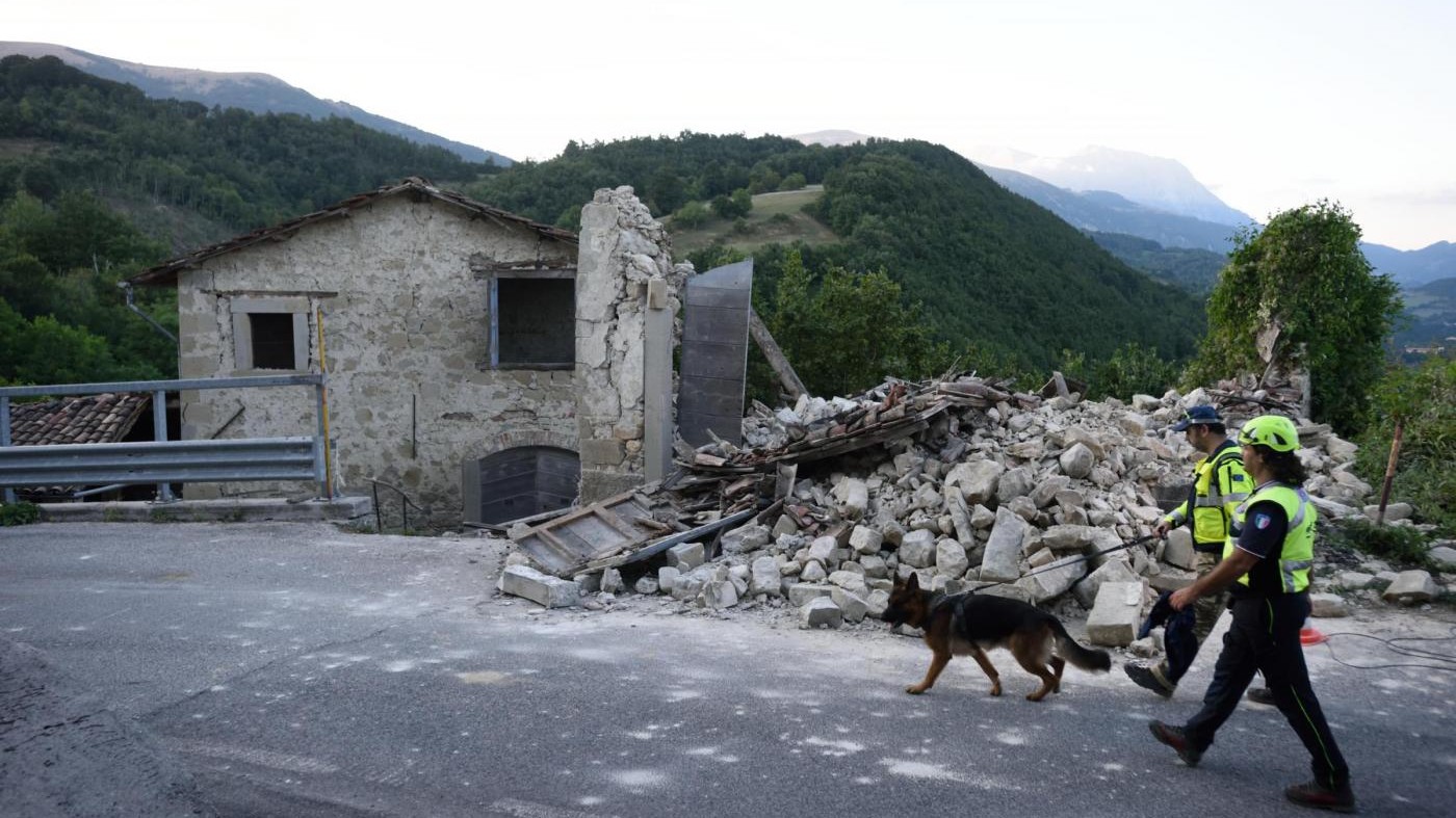 Terremoto, niente scale e telefoni liberi: vademecum su comportamenti