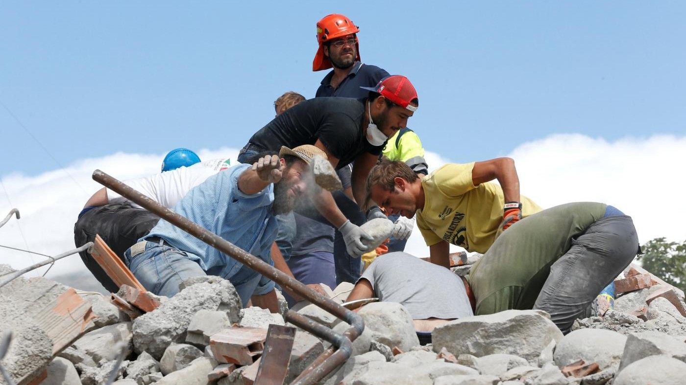 Terremoto, ultimo bilancio: 250 i morti, 365 i feriti