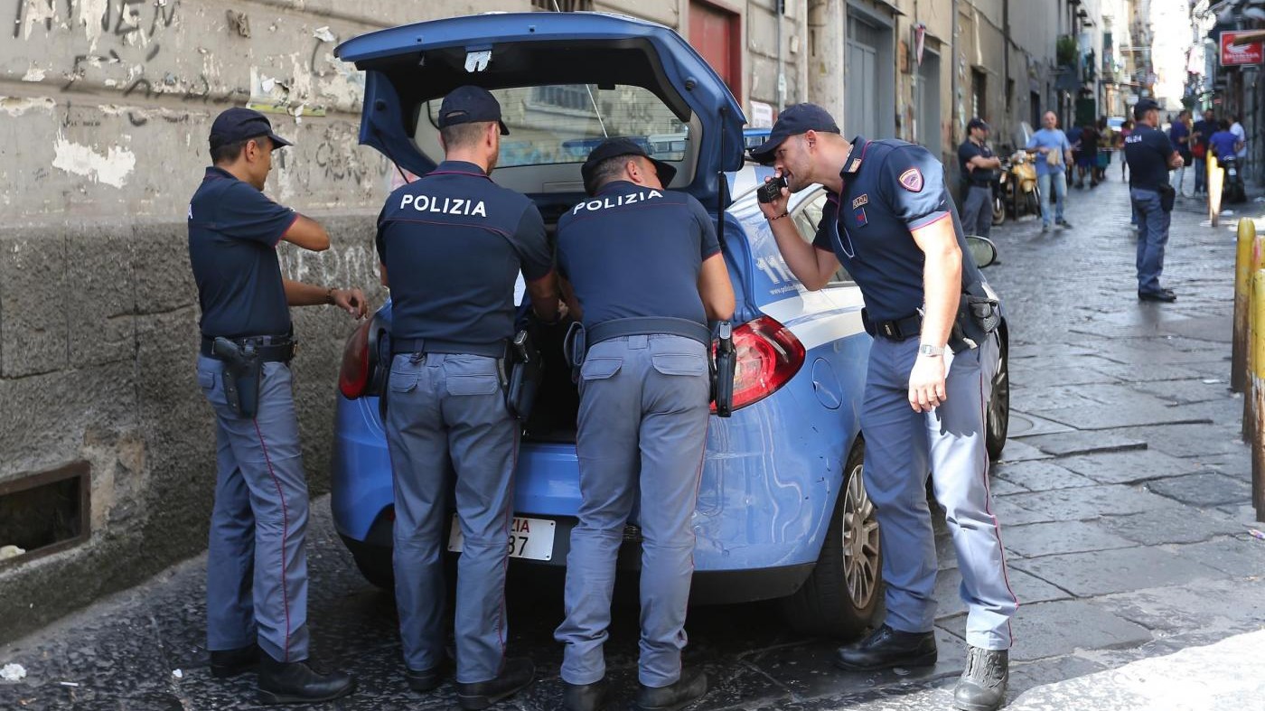 Napoli, polizia insegue malviventi: scatta sparatoria