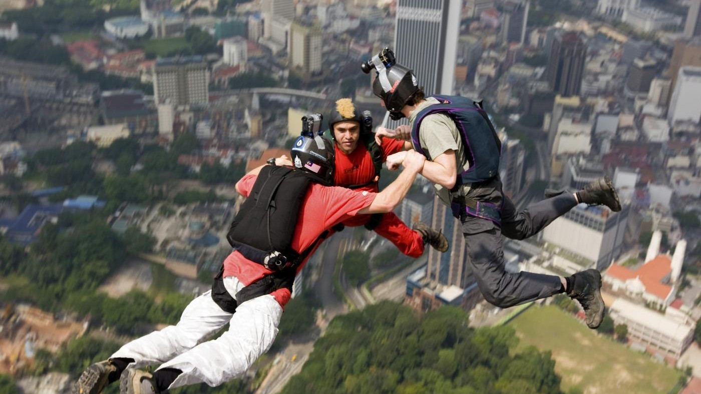 Svizzera, base jumper italiano muore in diretta Facebook