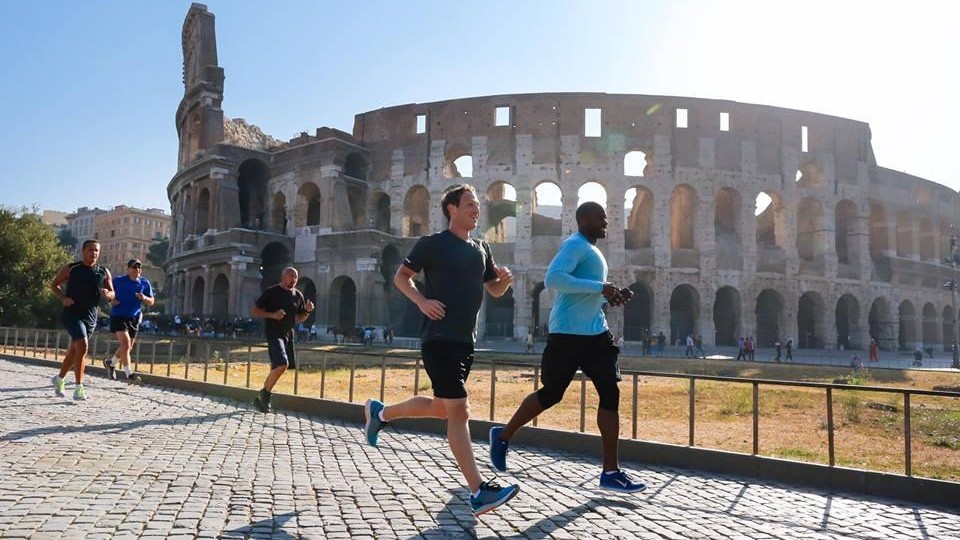 Zuckerberg fa jogging al Colosseo: E’ fantastico essere qui