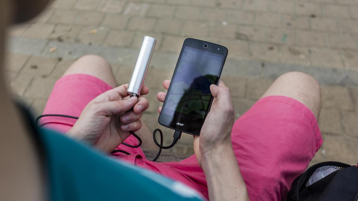 Nasconde uno smartphone rubato nelle mutande: arrestato 18enne