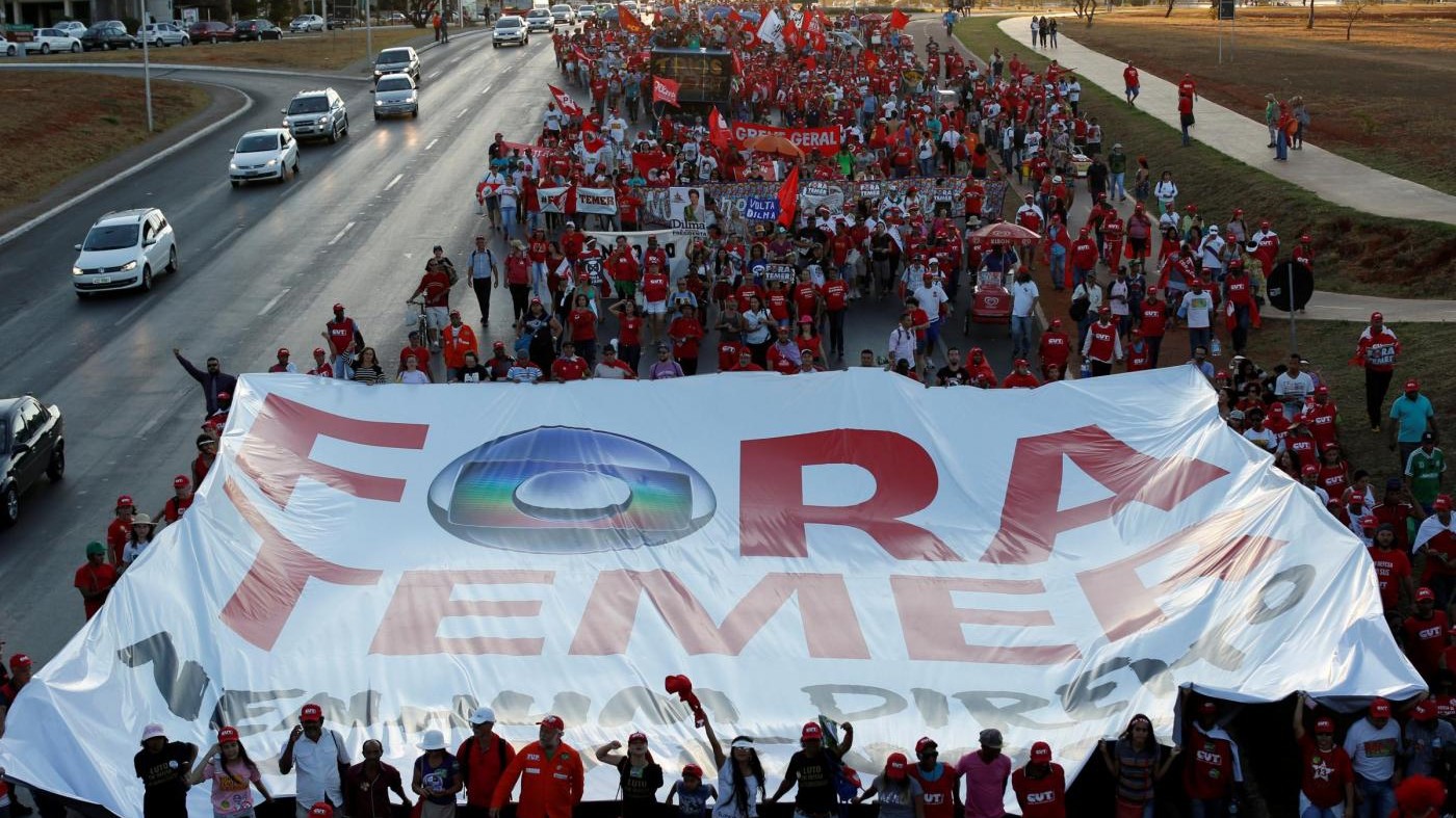 Brasile, corteo pro Rousseff blocca strada di accesso a San Paolo