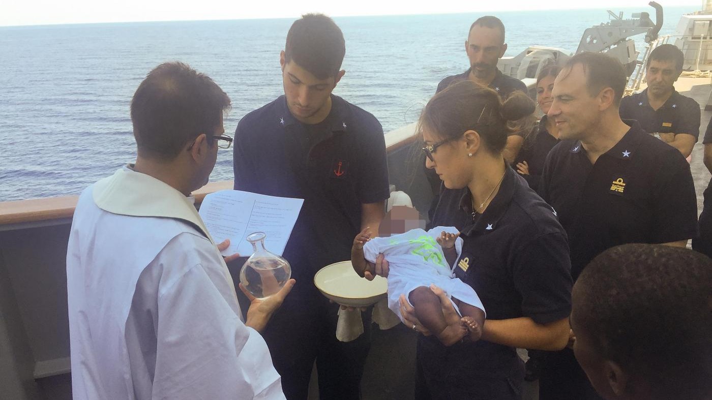 Migranti, battezzata la piccola Noa Mary sulla fregata Fasan