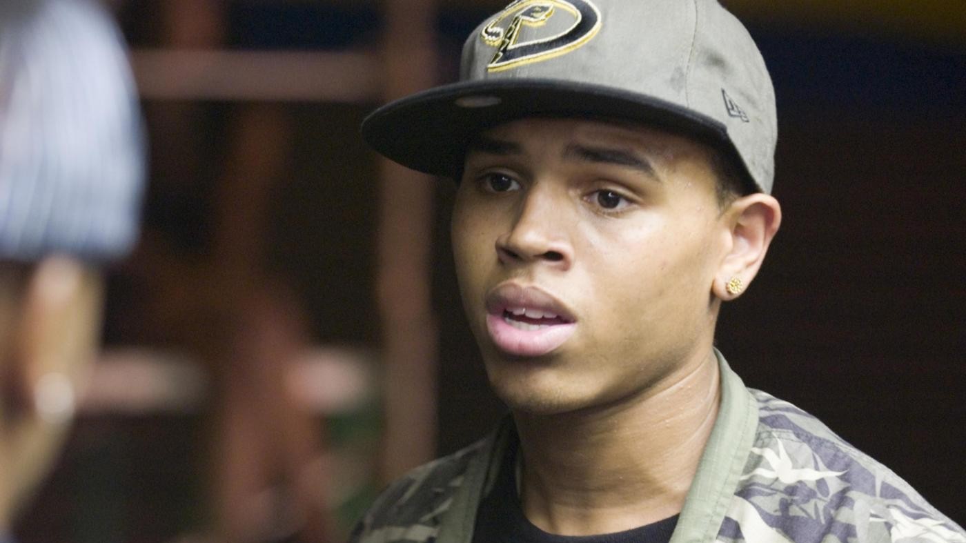 Polizia circonda la casa di Chris Brown: nell’abitazione trovate armi e droga