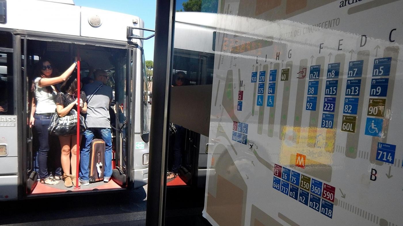 Roma, autista Atac minaccia e rapina giovane senegalese: denunciato
