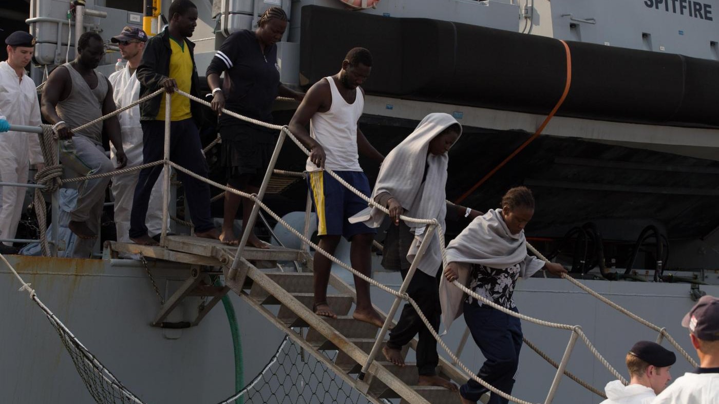 Soccorsi 1800 migranti nello stretto di Sicilia, tra loro 3 salme