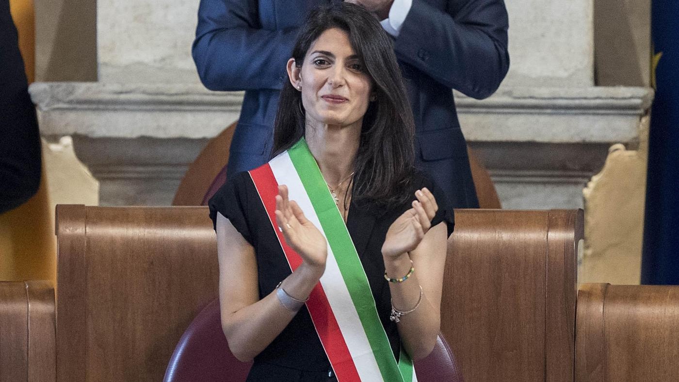 Campidoglio, Raggi revoca la capo di gabinetto. Si dimette l’assessore al Bilancio