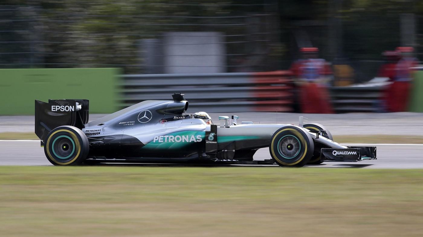 F1, Gp Italia: pole Hamilton davanti a Rosberg e Ferrari