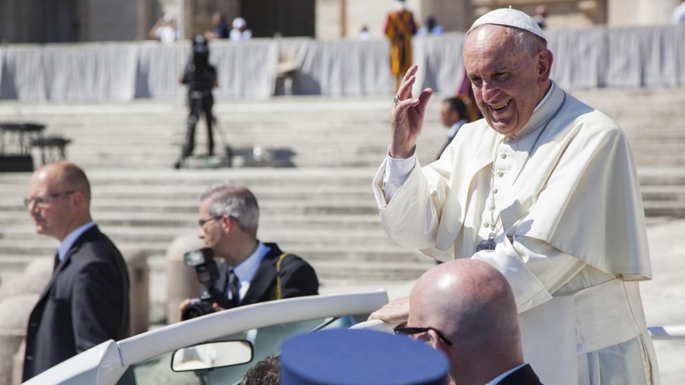 Papa offre la pizza a 1500 bisognosi delle case di Madre Teresa