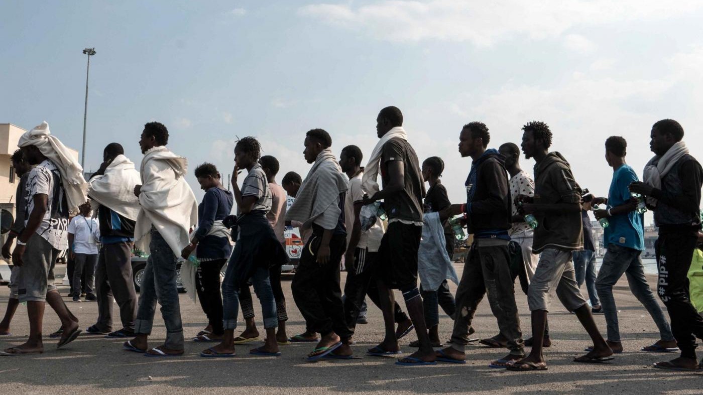 Auto intestate a prestanome per trasportare migranti: 21 arresti