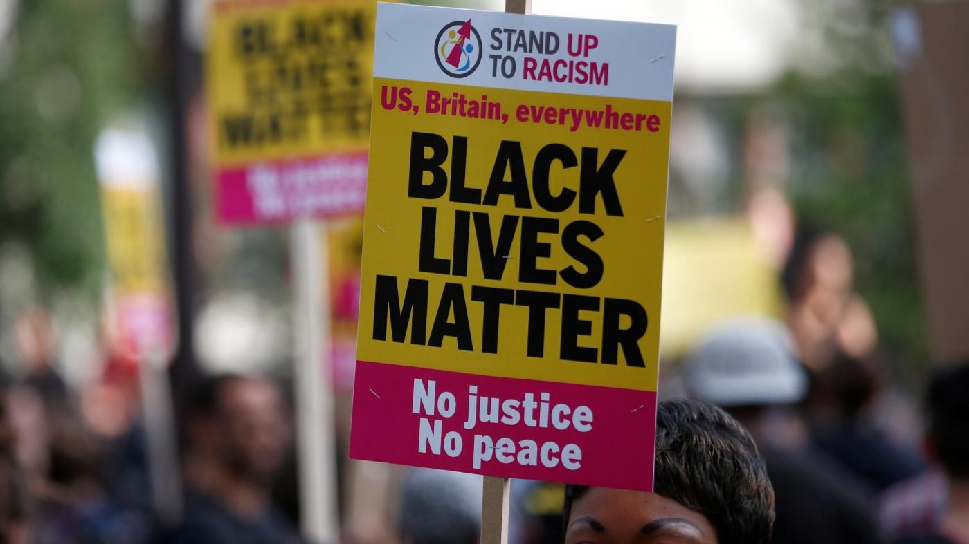 Protesta Black Lives Matter in aeroporto Londra: sospesi voli