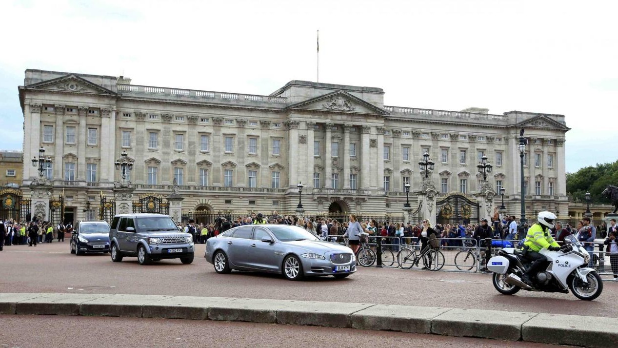 Elicottero ambulanza atterrato poco fuori Buckingham Palace