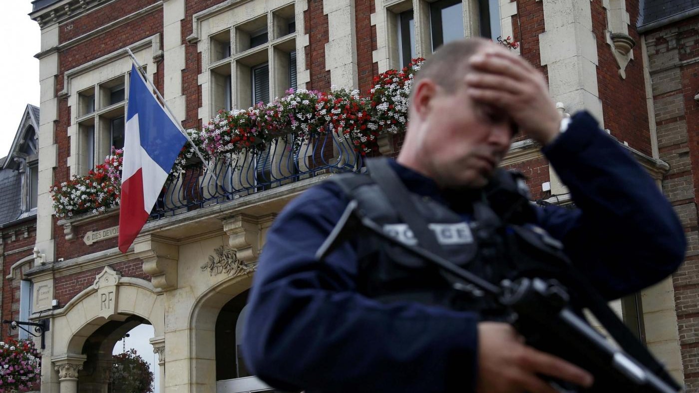 Orrore in Francia, irruzione in una chiesa a Rouen: prete sgozzato, uccisi 2 sequestratori