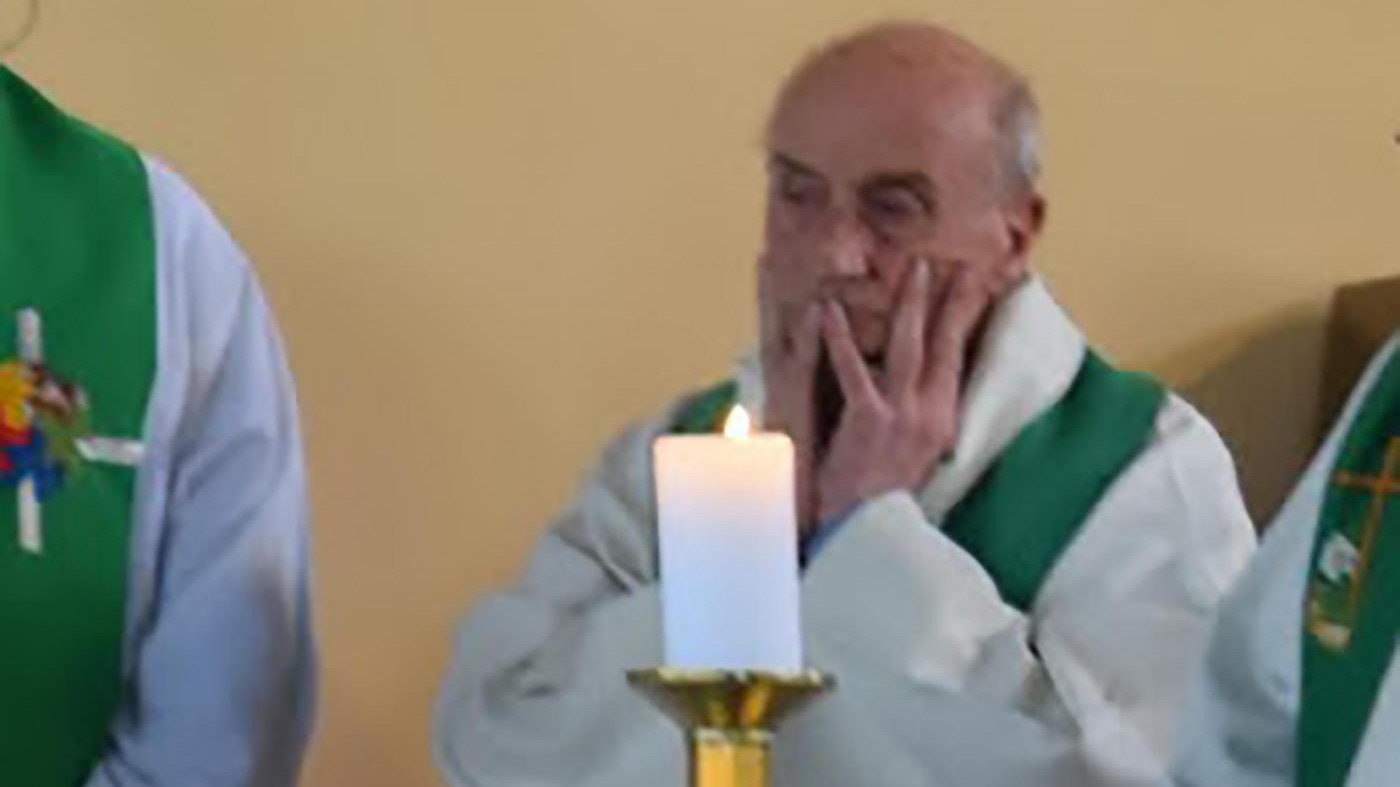 Sgozzato il prete sequestrato in chiesa a Rouen