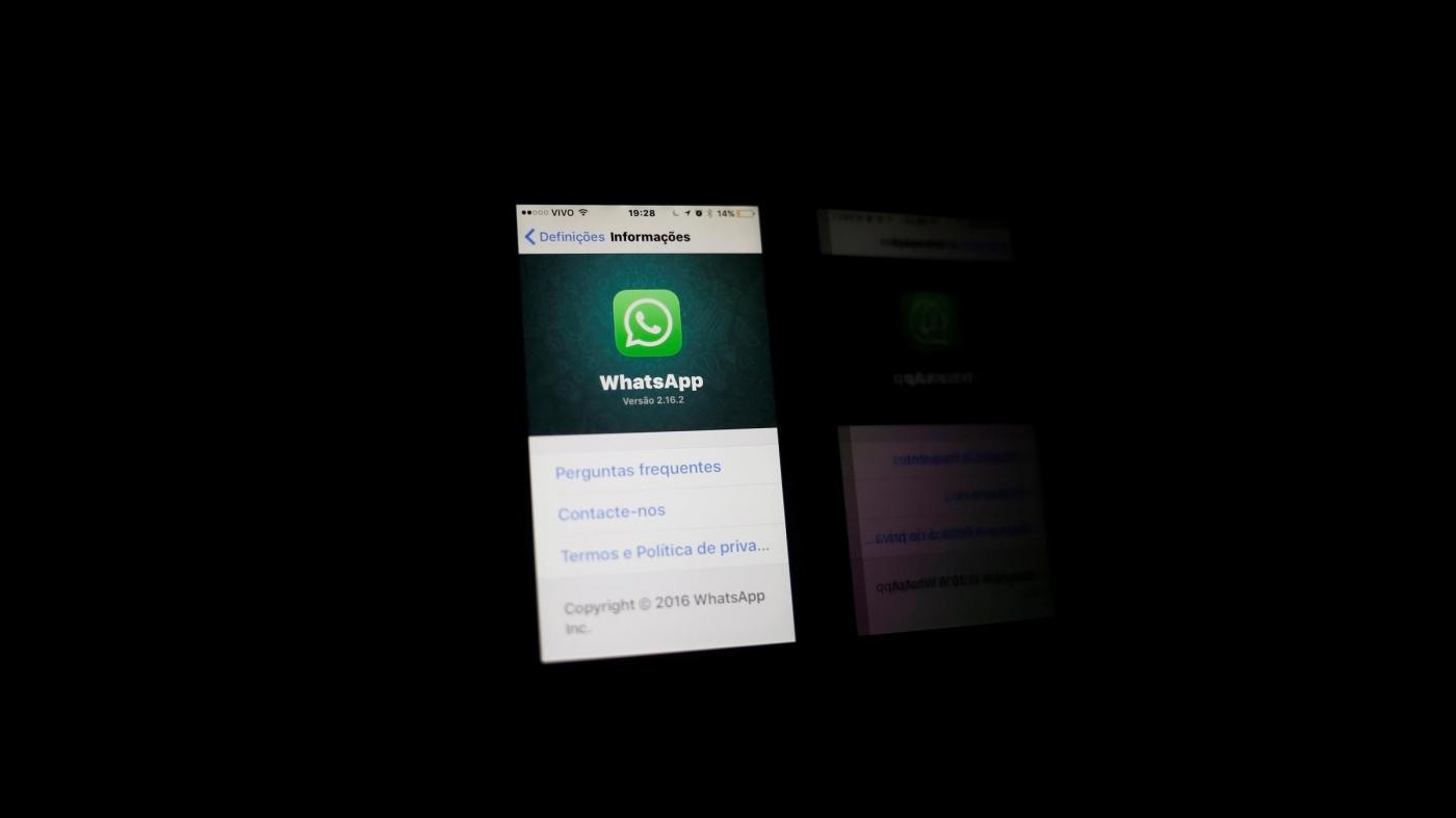 Ragazza col mitra su Whatsapp: due arresti per terrorismo
