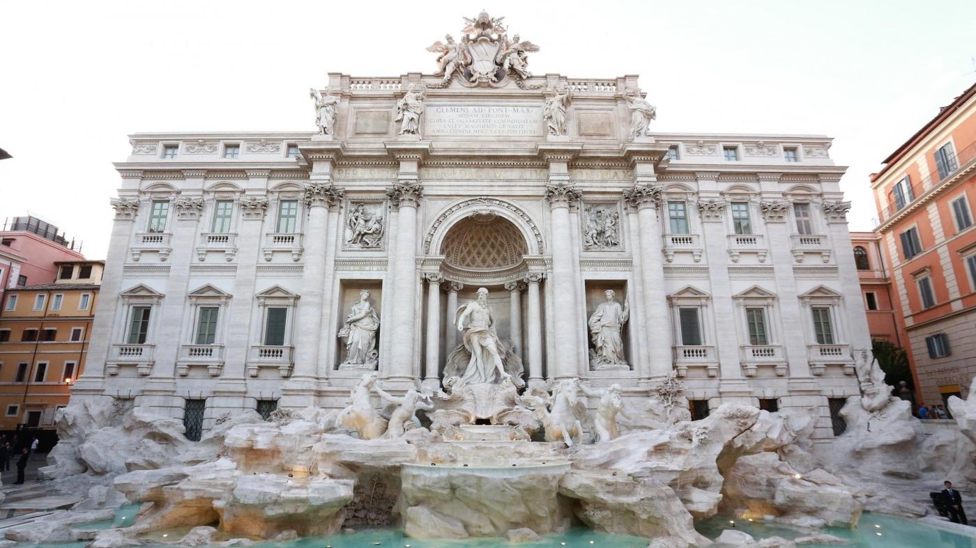 Filma parti intime delle turiste a Fontana di Trevi: denunciato