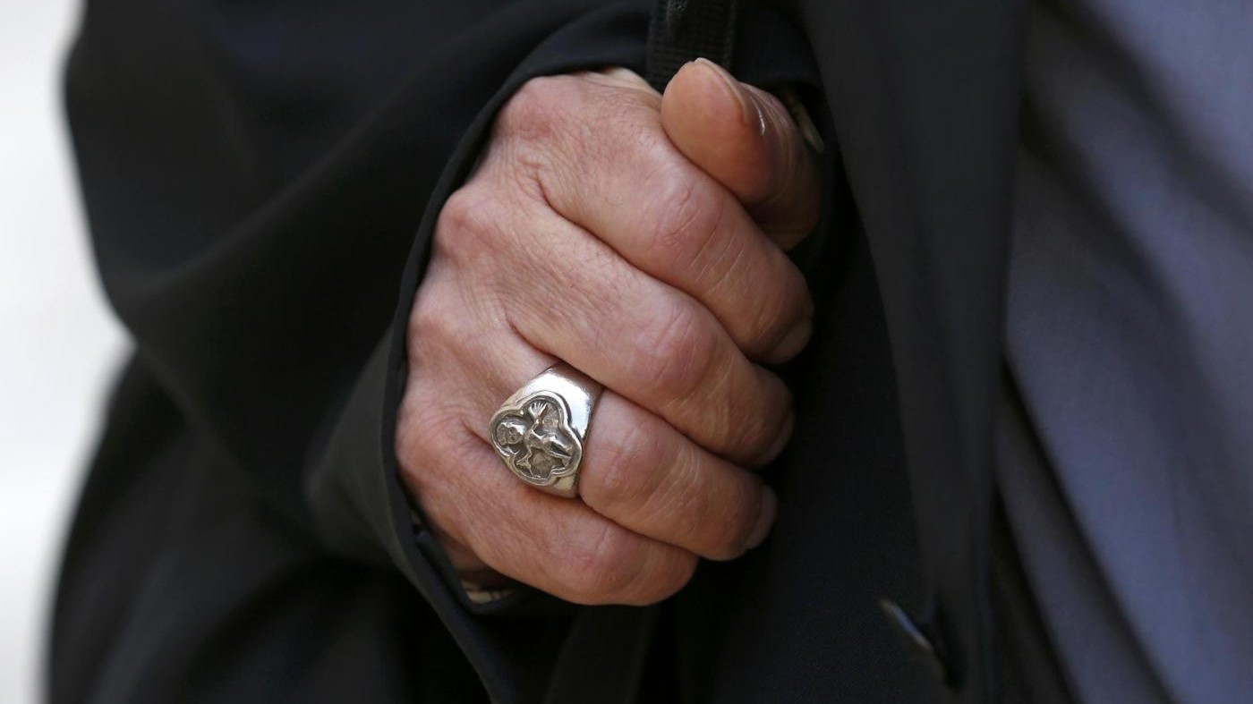 Si traveste da prete e deruba struttura religiosa: denunciato